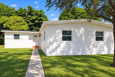 Casa en Miami, Florida 5 dormitorios, 191.38 m2 № 2390136