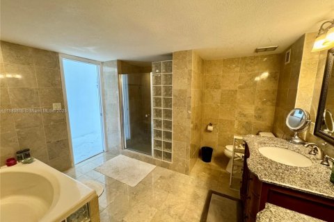 Снять в аренду кондоминиум в Холливуд, Флорида 2 спальни, 164.25м2, № 1931273 - фото 30