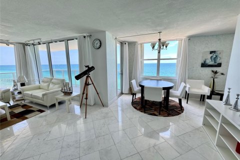 Снять в аренду кондоминиум в Холливуд, Флорида 2 спальни, 164.25м2, № 1931273 - фото 7