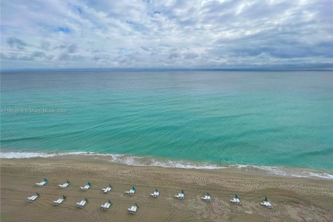 Снять в аренду кондоминиум в Холливуд, Флорида 2 спальни, 164.25м2, № 1931273 - фото 2