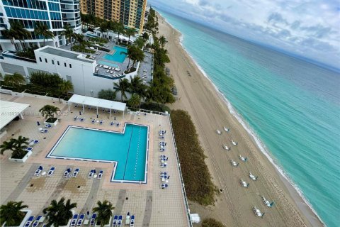 Снять в аренду кондоминиум в Холливуд, Флорида 2 спальни, 164.25м2, № 1931273 - фото 1