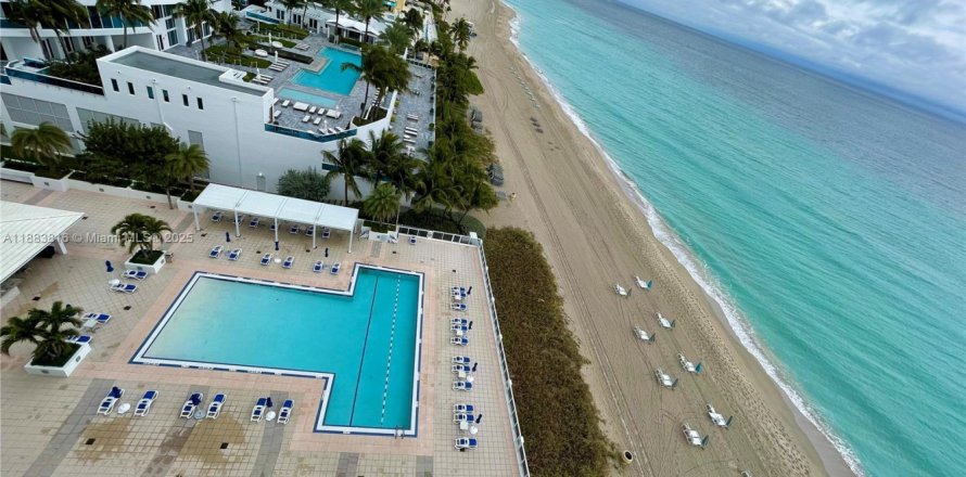 Кондоминиум с 2 спальнями в Холливуд, Флорида № 1931273