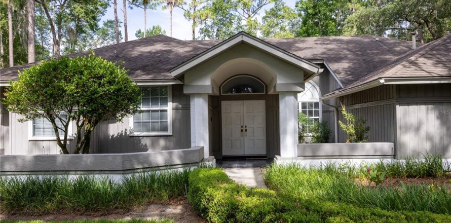 House in Gainesville, Florida 6 bedrooms, 404.22 sq.m. № 1798565