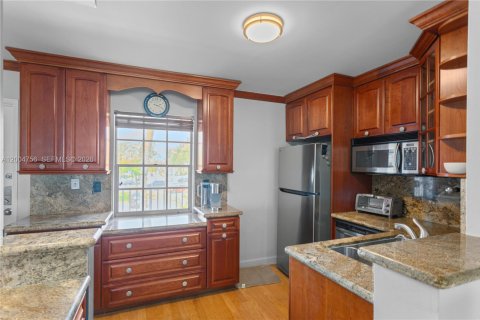 Condo in Pompano Beach, Florida, 2 bedrooms № 2244128 - photo 14