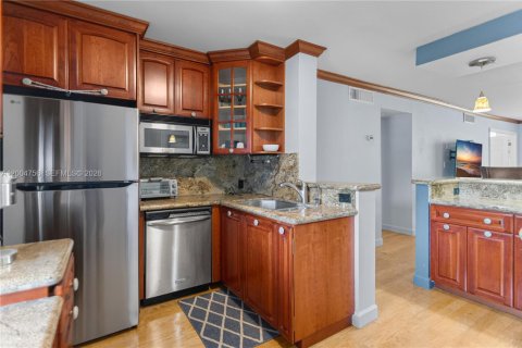 Condo in Pompano Beach, Florida, 2 bedrooms № 2244128 - photo 12
