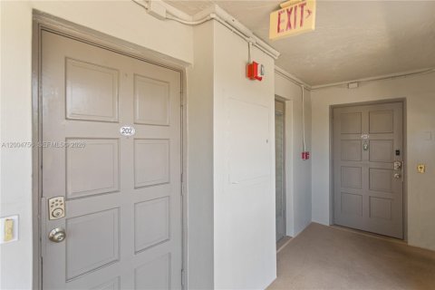 Condo in Pompano Beach, Florida, 2 bedrooms № 2244128 - photo 3
