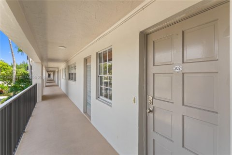 Condo in Pompano Beach, Florida, 2 bedrooms № 2244128 - photo 4