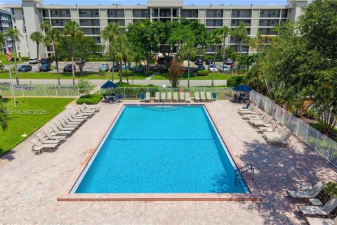 Condo in Pompano Beach, Florida, 2 bedrooms № 2244128 - photo 2