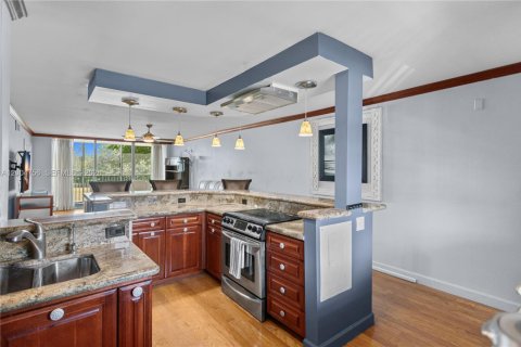 Condo in Pompano Beach, Florida, 2 bedrooms № 2244128 - photo 8