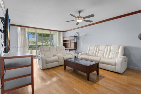 Condo in Pompano Beach, Florida, 2 bedrooms № 2244128 - photo 18
