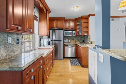 Condo in Pompano Beach, Florida, 2 bedrooms № 2244128 - photo 7