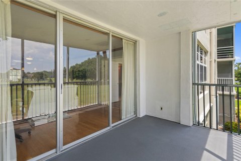 Condo in Pompano Beach, Florida, 2 bedrooms № 2244128 - photo 25
