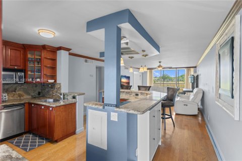 Condo in Pompano Beach, Florida, 2 bedrooms № 2244128 - photo 5