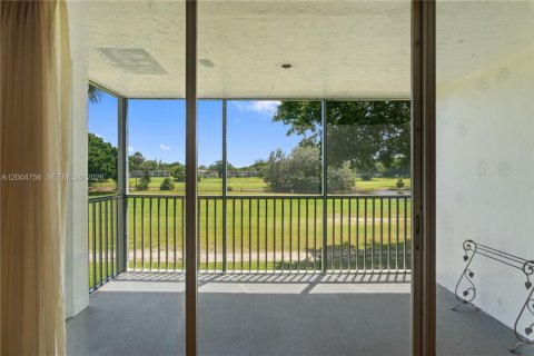 Condo in Pompano Beach, Florida, 2 bedrooms № 2244128 - photo 22