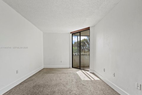 Condo in Miami, Florida, 2 bedrooms  № 2026725 - photo 18