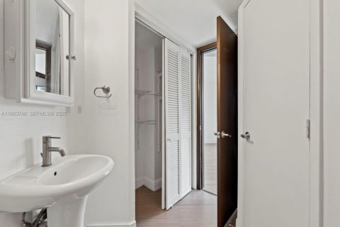 Condo in Miami, Florida, 2 bedrooms  № 2026725 - photo 16