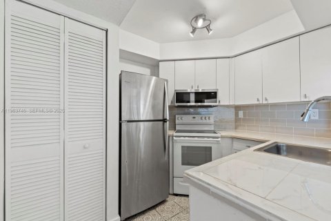 Condo in Miami, Florida, 2 bedrooms  № 2026725 - photo 10