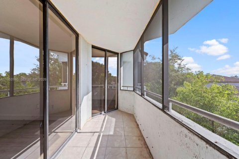 Condo in Miami, Florida, 2 bedrooms  № 2026725 - photo 24