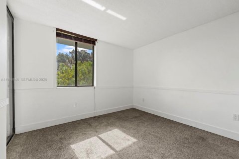 Condo in Miami, Florida, 2 bedrooms  № 2026725 - photo 13