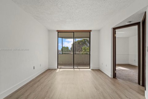 Condo in Miami, Florida, 2 bedrooms  № 2026725 - photo 5