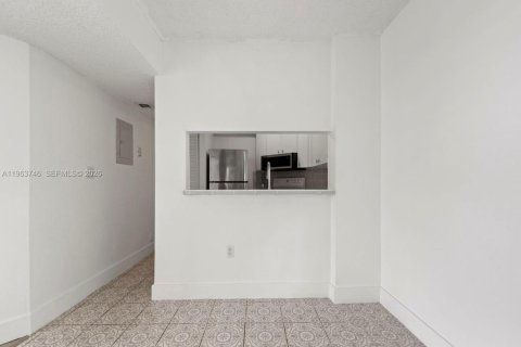 Condo in Miami, Florida, 2 bedrooms  № 2026725 - photo 8