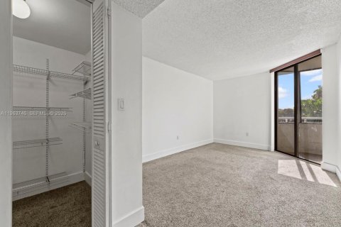 Condo in Miami, Florida, 2 bedrooms  № 2026725 - photo 17