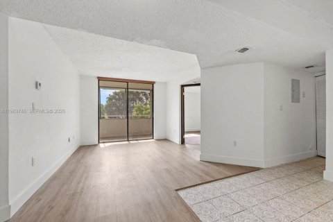 Condo in Miami, Florida, 2 bedrooms  № 2026725 - photo 4