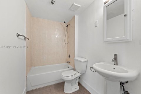 Condo in Miami, Florida, 2 bedrooms  № 2026725 - photo 15