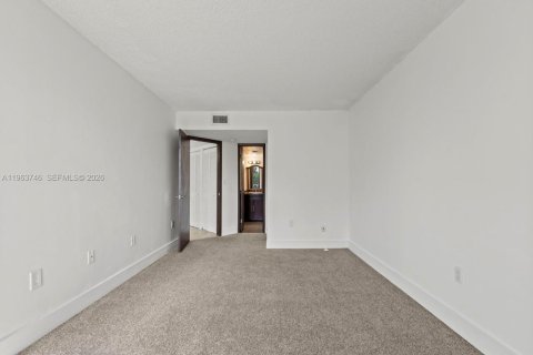 Condo in Miami, Florida, 2 bedrooms  № 2026725 - photo 19