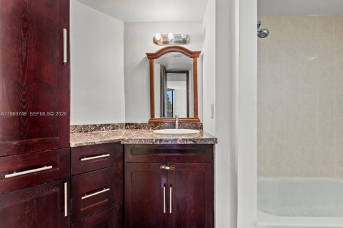 Condo in Miami, Florida, 2 bedrooms  № 2026725 - photo 20