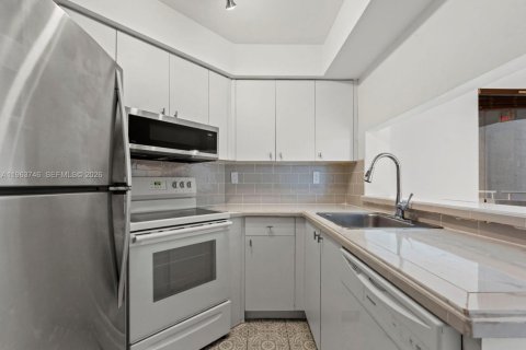 Condo in Miami, Florida, 2 bedrooms  № 2026725 - photo 11