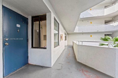 Condo in Miami, Florida, 2 bedrooms  № 2026725 - photo 3