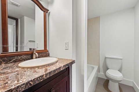 Condo in Miami, Florida, 2 bedrooms  № 2026725 - photo 21