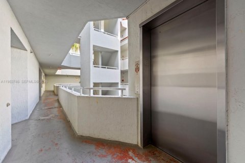 Condo in Miami, Florida, 2 bedrooms  № 2026725 - photo 26