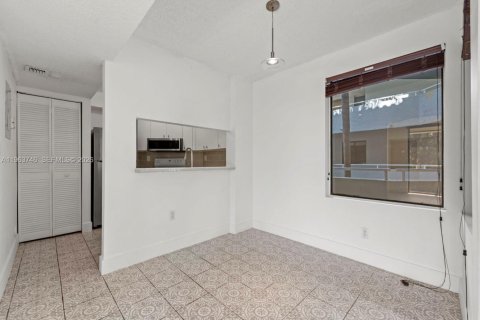 Condo in Miami, Florida, 2 bedrooms  № 2026725 - photo 7