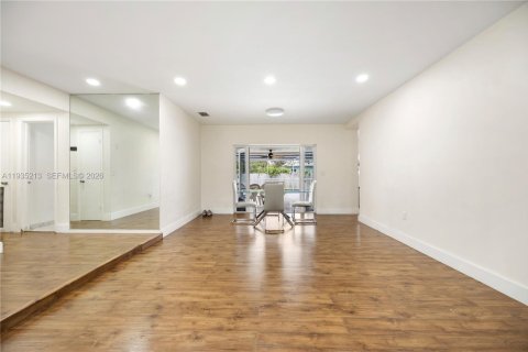 Villa ou maison à vendre à Miami, Floride: 3 chambres, 149.67 m2 № 2010120 - photo 7