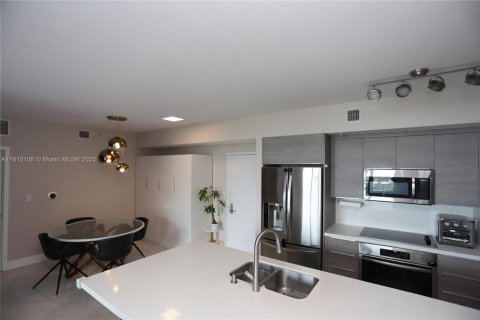 Condo in Miami, Florida, 2 bedrooms  № 1936970 - photo 10