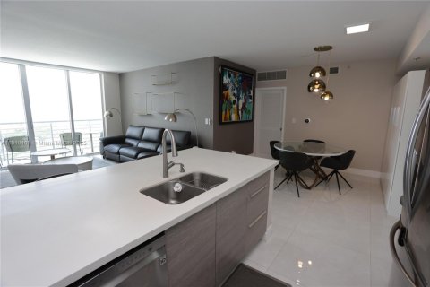 Condo in Miami, Florida, 2 bedrooms  № 1936970 - photo 9