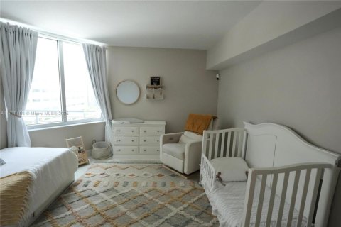 Condo in Miami, Florida, 2 bedrooms  № 1936970 - photo 20