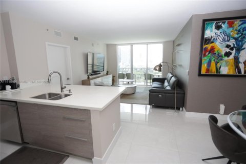 Condo in Miami, Florida, 2 bedrooms  № 1936970 - photo 3