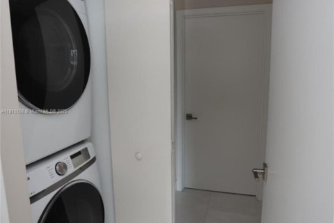 Condo in Miami, Florida, 2 bedrooms  № 1936970 - photo 23