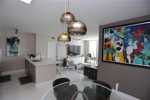 Condo in Miami, Florida, 2 bedrooms  № 1936970 - photo 4