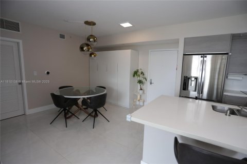 Condo in Miami, Florida, 2 bedrooms  № 1936970 - photo 6