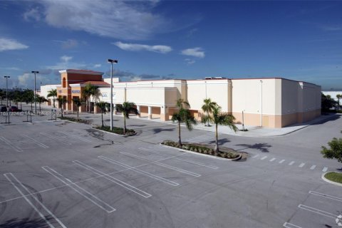 Commercial property in Hialeah, Florida № 1962205 - photo 1
