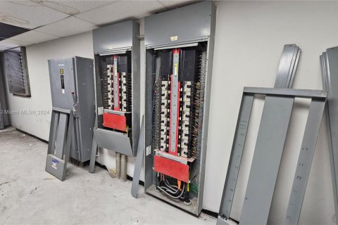 Commercial property in Hialeah, Florida № 1962205 - photo 9