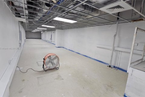 Commercial property in Hialeah, Florida № 1962205 - photo 8