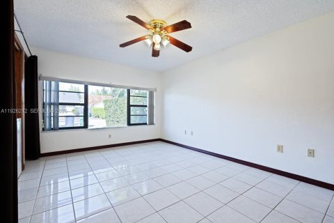 House in Miami, Florida 4 bedrooms, 173.45 sq.m. № 1984703 - photo 11