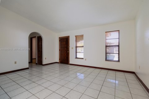 House in Miami, Florida 4 bedrooms, 173.45 sq.m. № 1984703 - photo 4