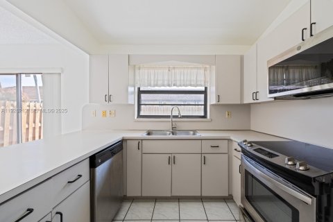 House in Miami, Florida 4 bedrooms, 173.45 sq.m. № 1984703 - photo 10