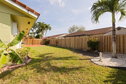 House in Miami, Florida 4 bedrooms, 173.45 sq.m. № 1984703 - photo 21